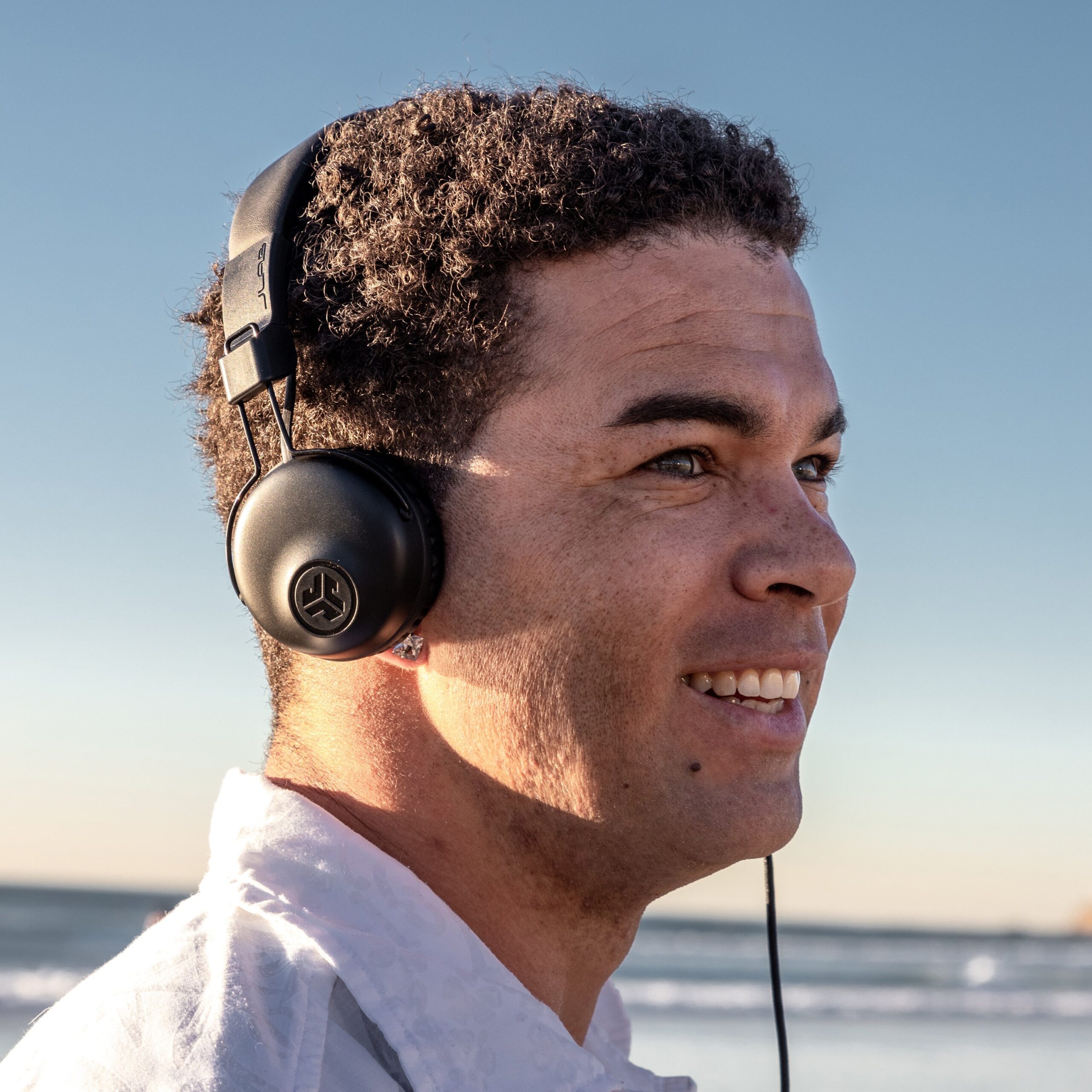 אוזניות JLab Studio On-Ear חוטיות עם מיקרופון